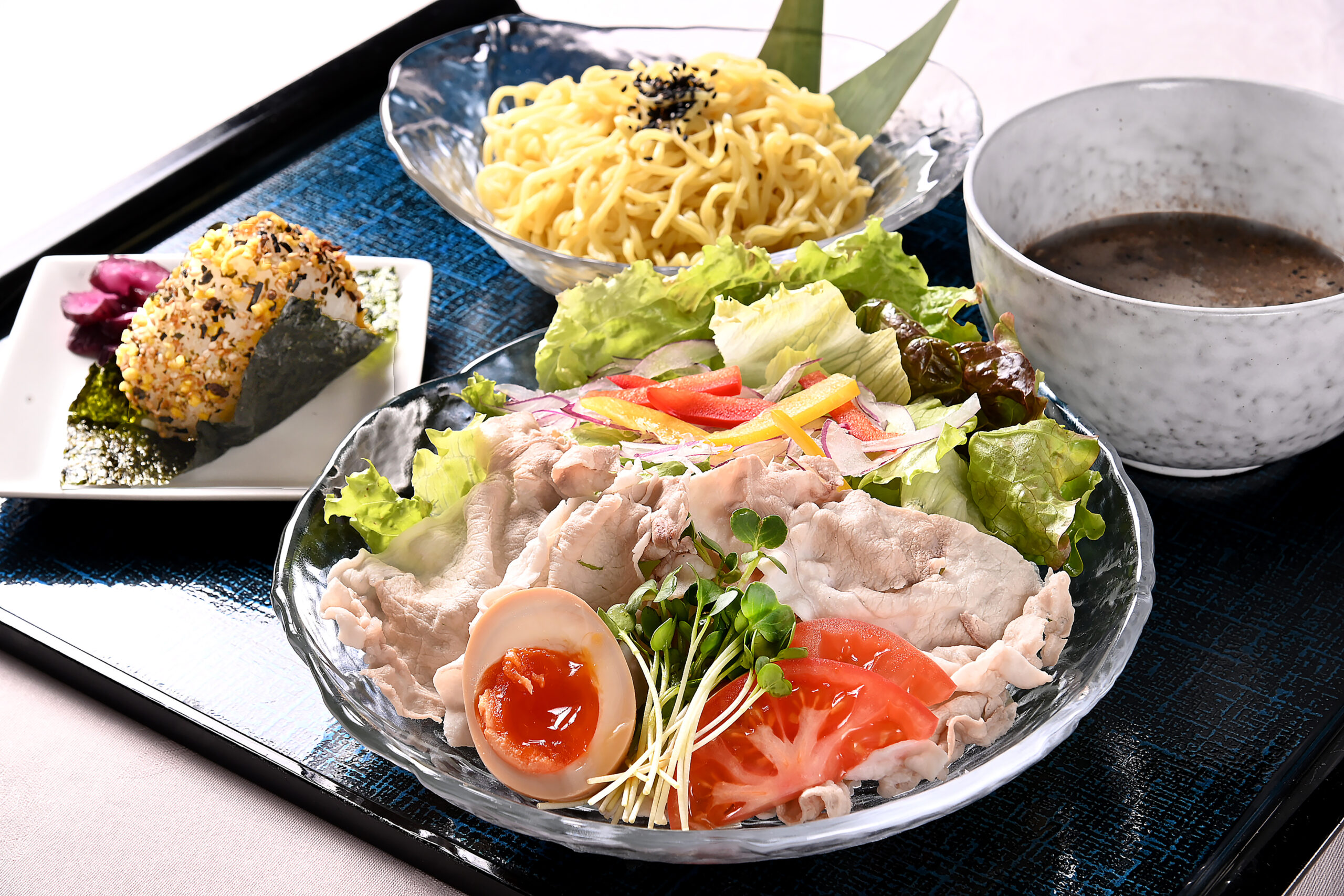 糸島豚の冷し黒胡麻つけ麺(のり巻きおにぎり付)