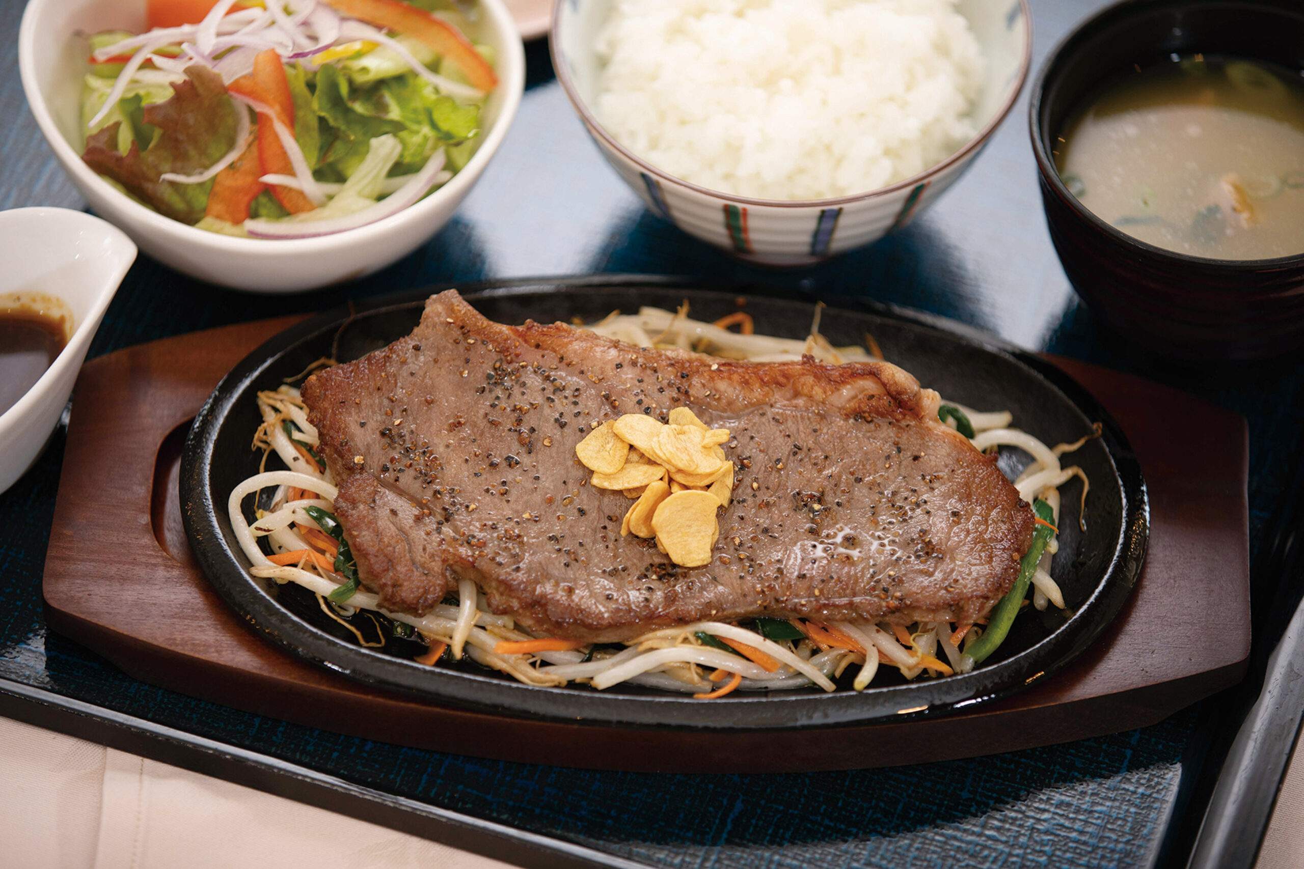 九州産牛ロースのガーリックステーキ定食