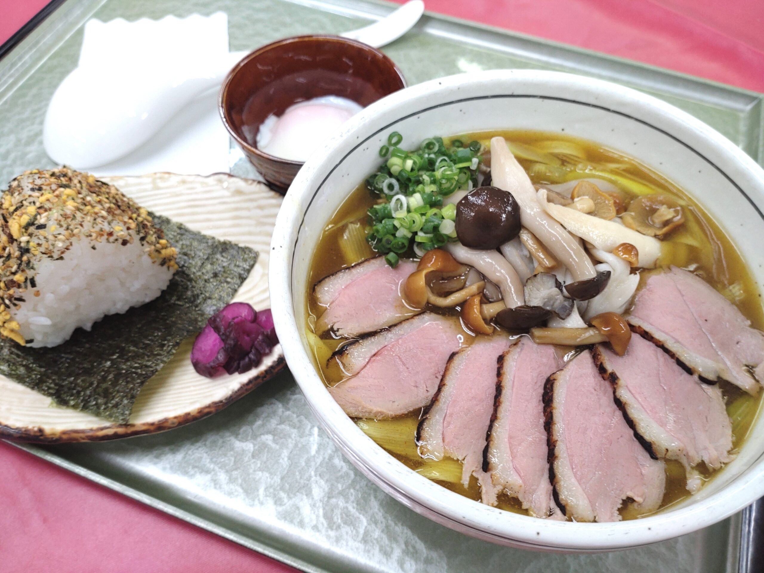 鴨ときのこのカレー南蛮うどん・そば(のり巻きおにぎり)