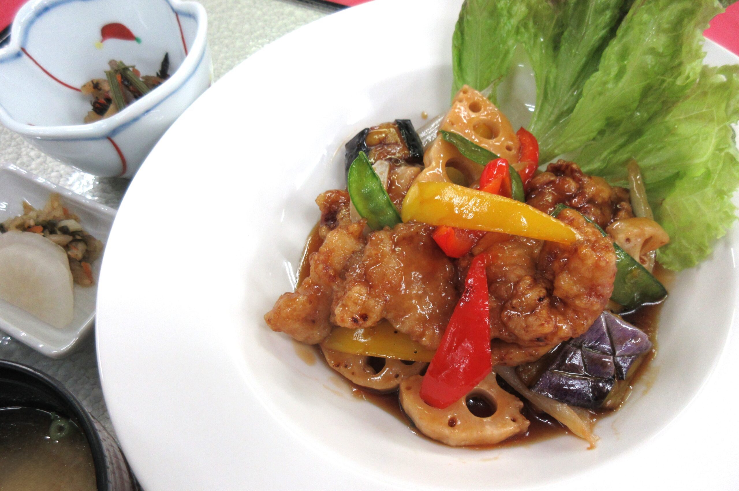 糸島どりの黒酢炒め定食(小鉢・味噌汁・御飯・香の物)