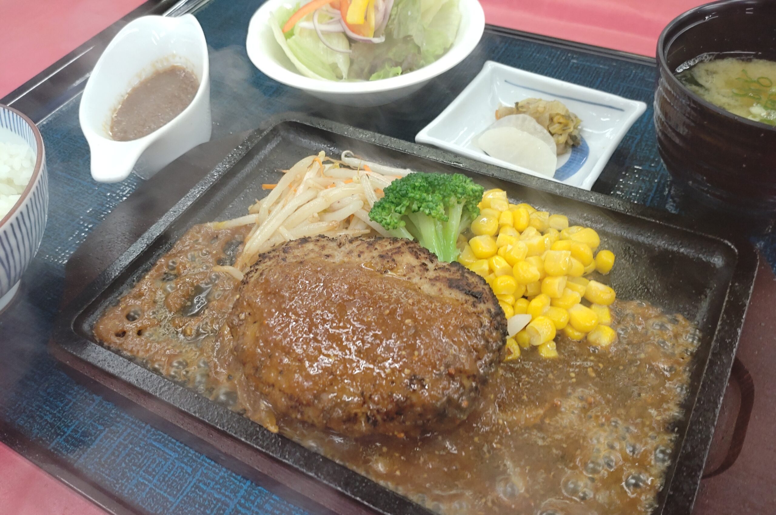 糸島牛と伊都の豚の和風ハンバーグ　　　　　　　　　　(サラダ・味噌汁・御飯・香の物)