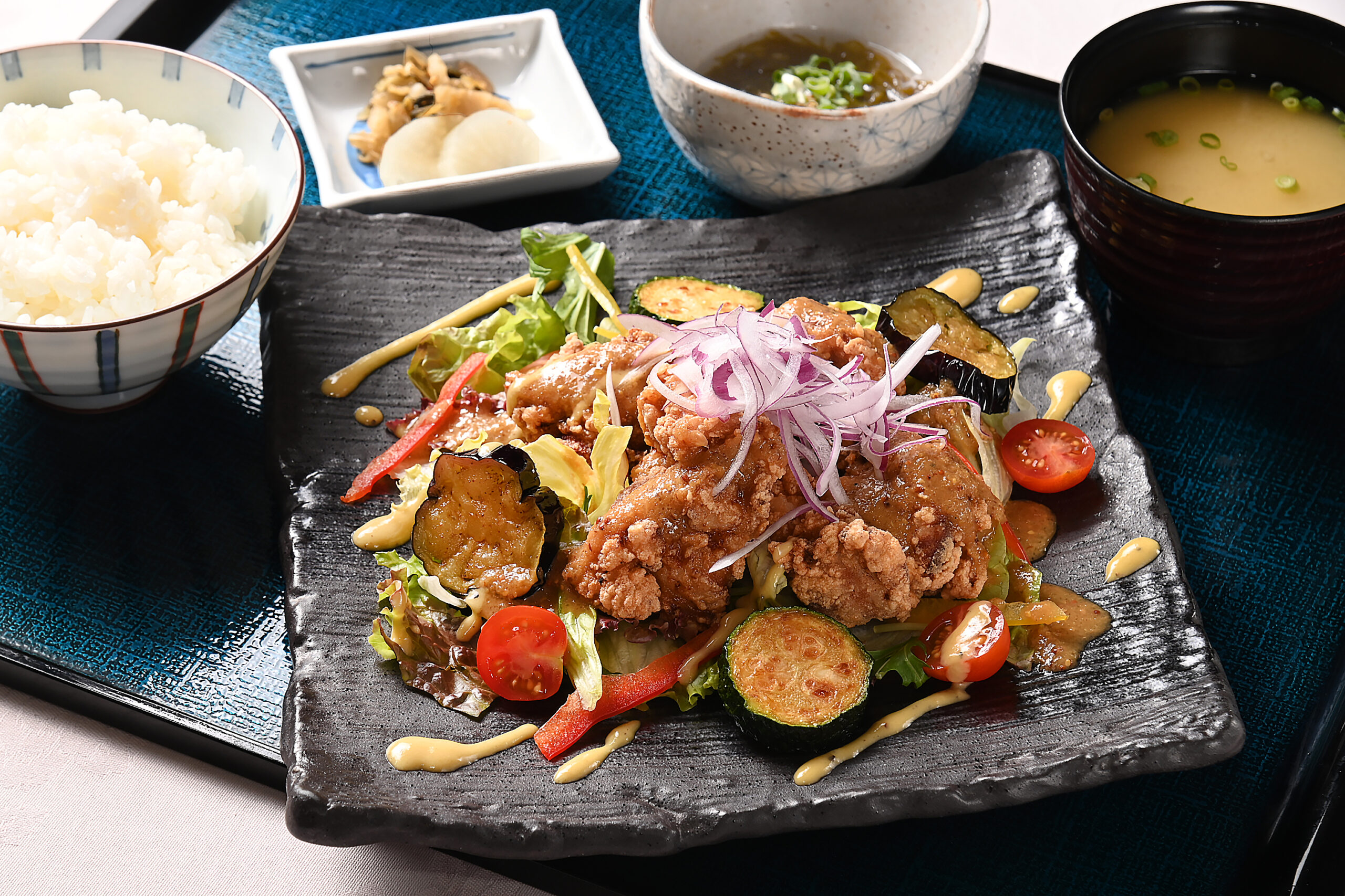 糸島どりの塩麹揚げ定食(小鉢・味噌汁・御飯・香の物)