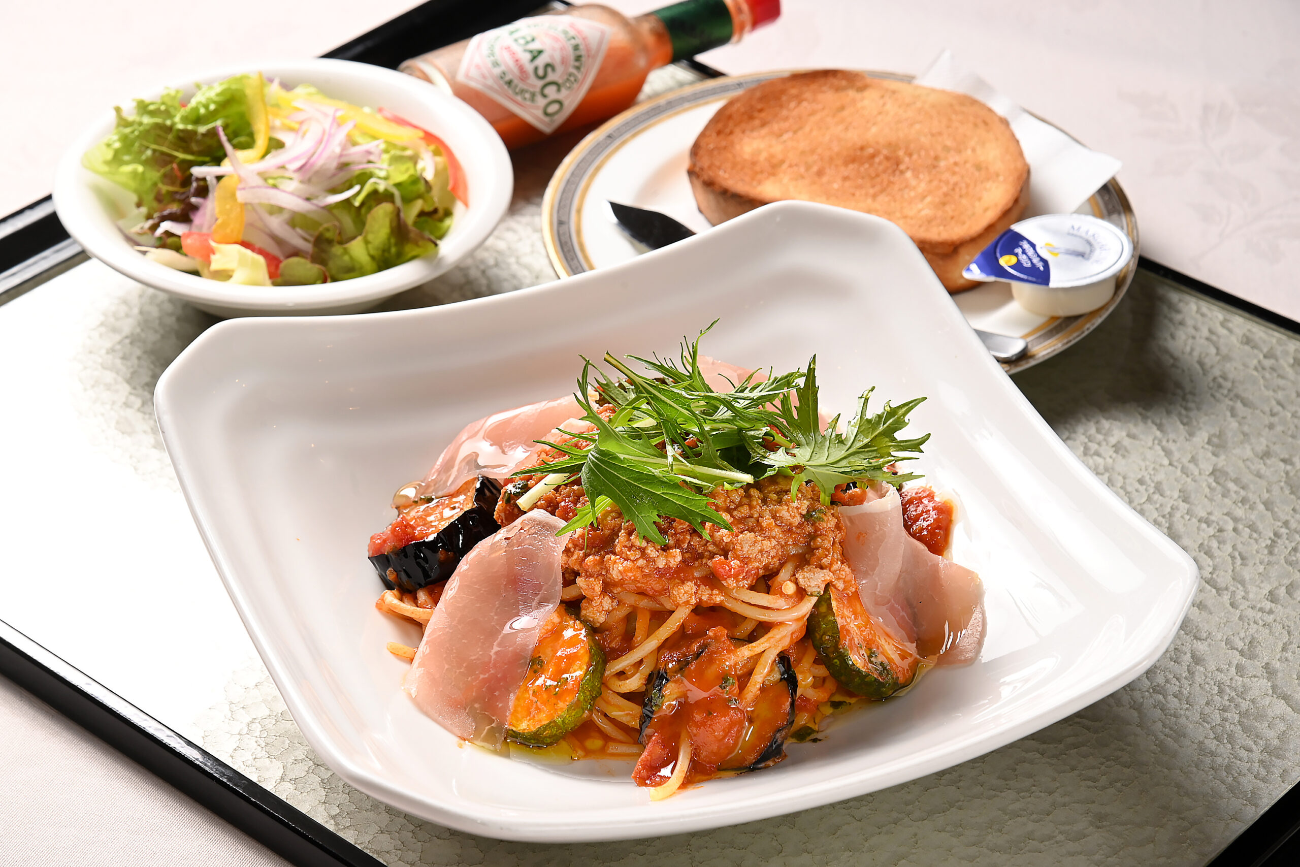 豚ミンチと夏野菜のトマトスパゲティ(トースト・サラダ)
