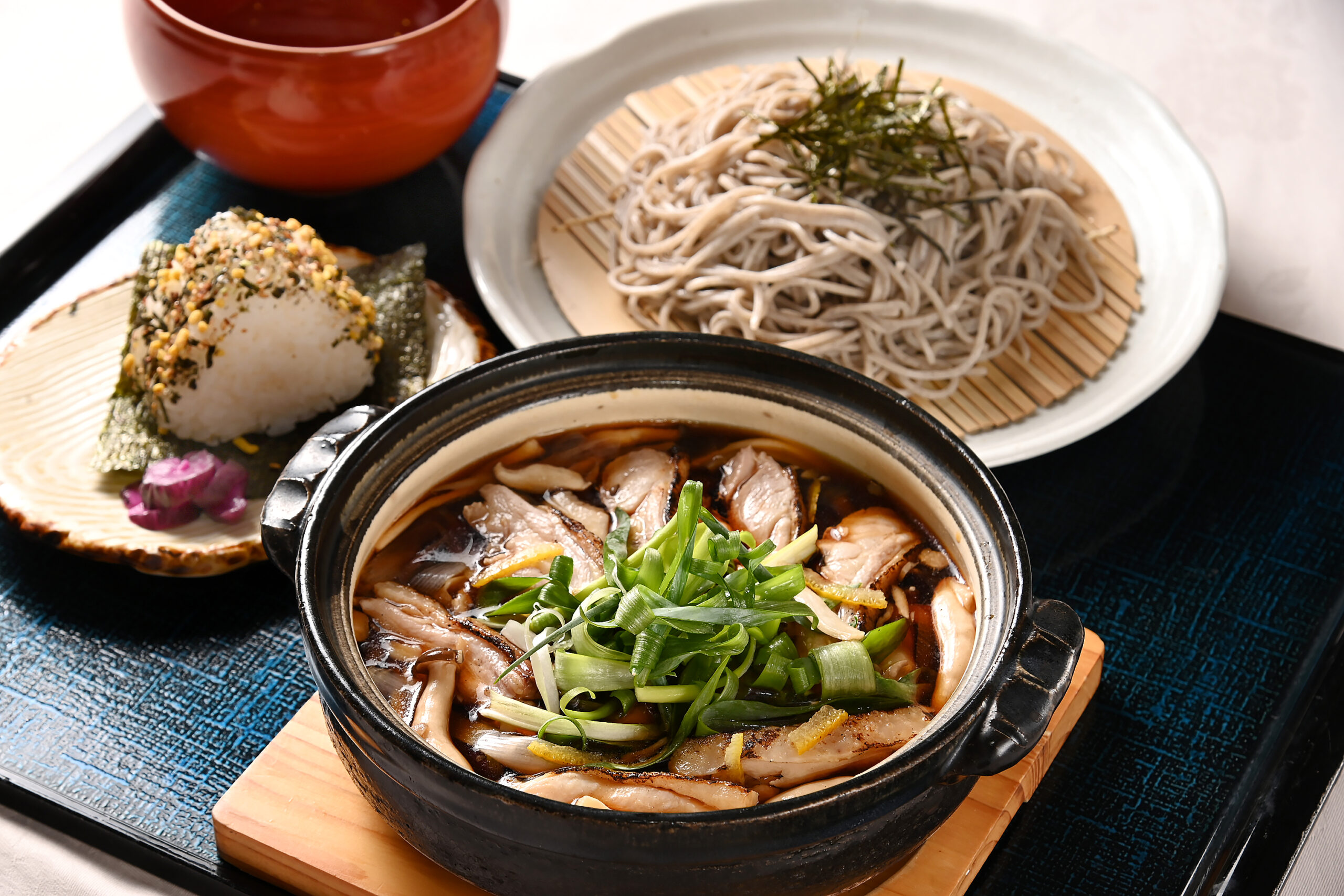 糸島どりと木の子の香味つけうどん・そば（のり巻きおにぎり）