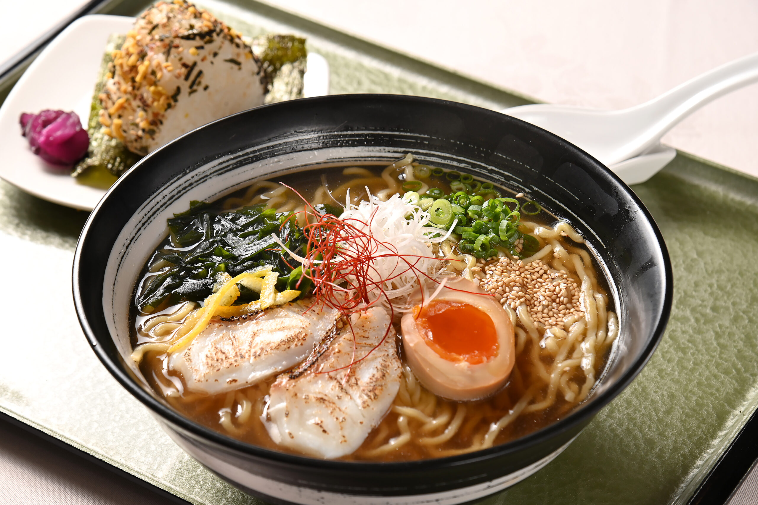 糸島鯛だしラーメン(のり巻きおにぎり)