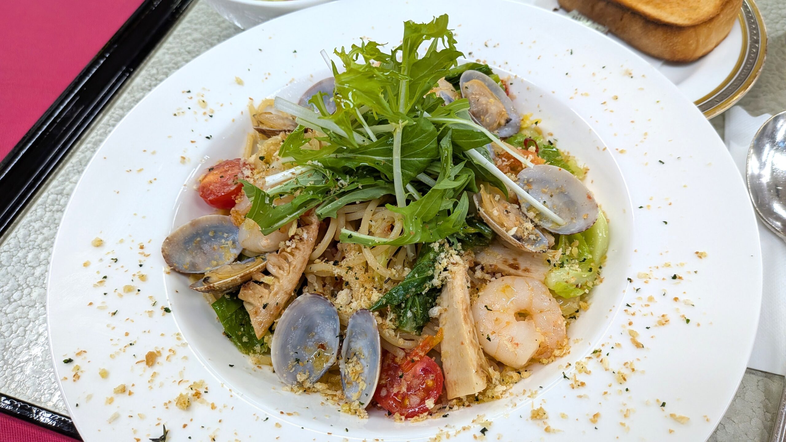 アサリと旬野菜のガーリックオイルスパゲティ(トースト・サラダ)