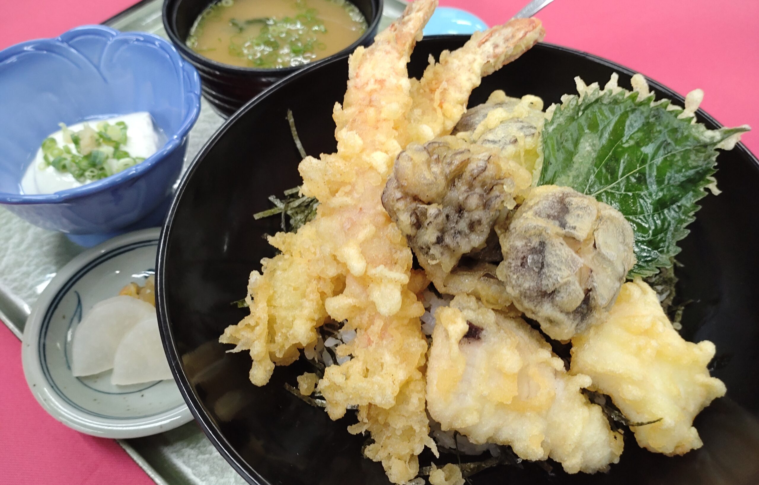 舞茸と海鮮の天丼（小鉢・味噌汁・香の物）