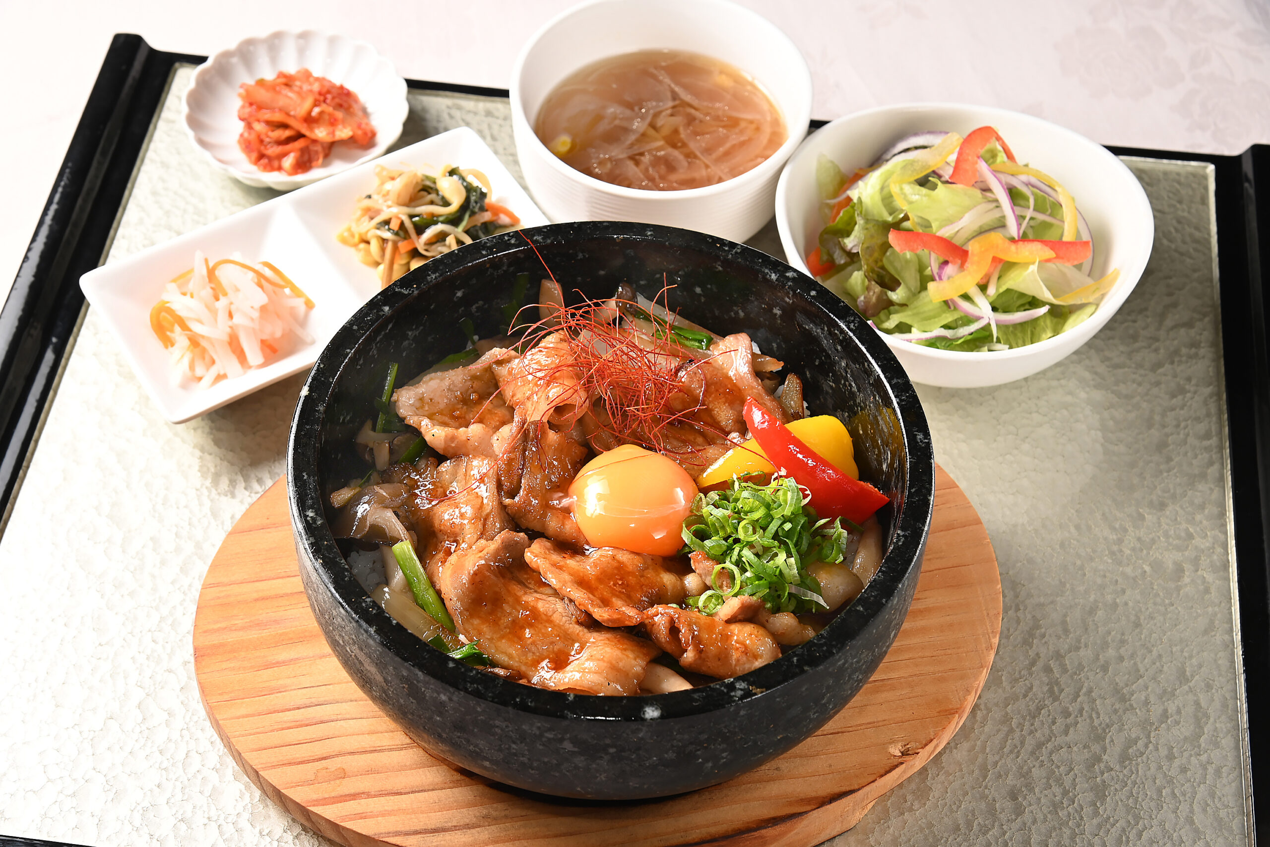 石焼豚丼                                                                                         (サラダ・スープ・ナムル・なま酢・キムチ)