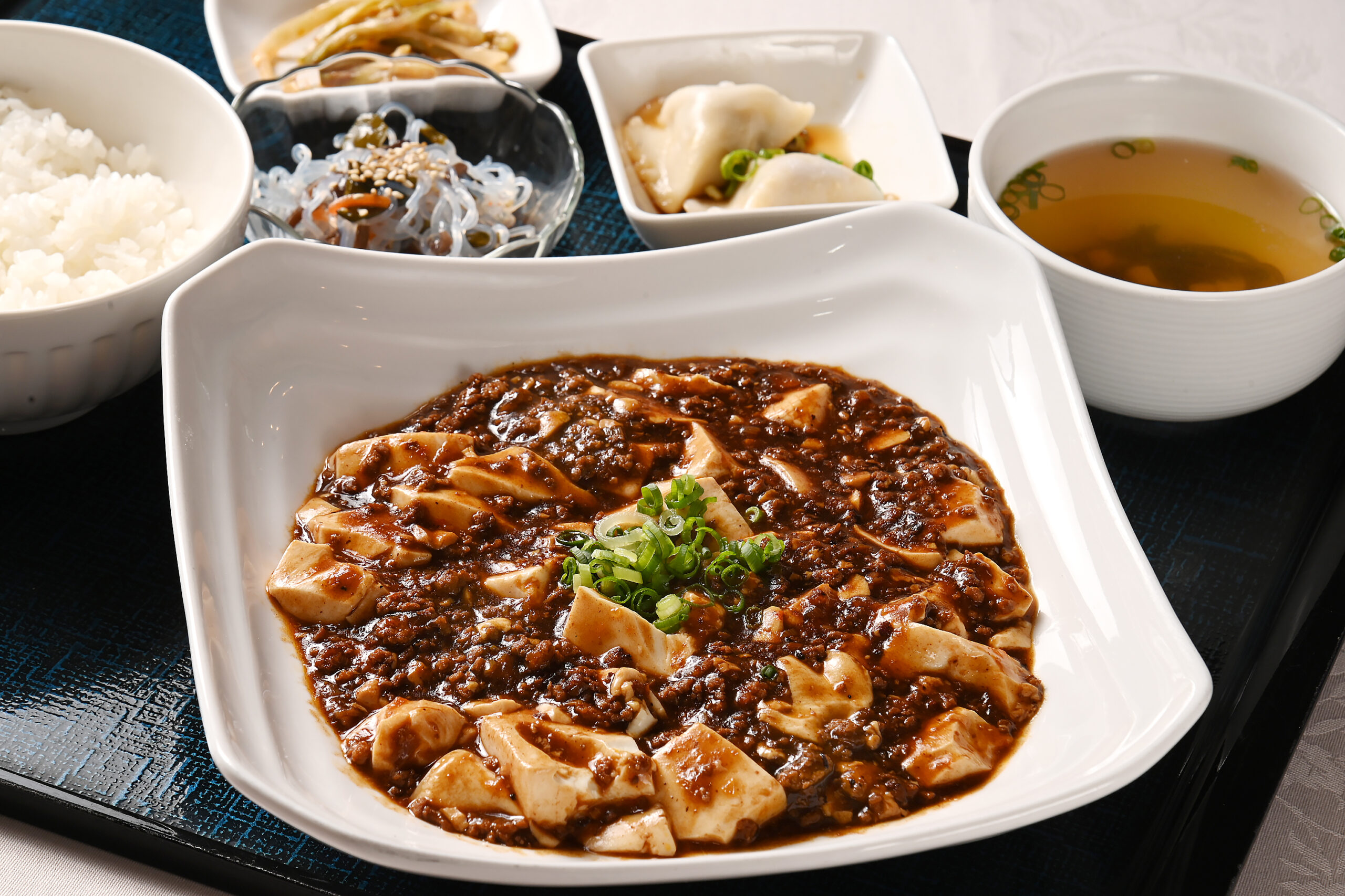 麻婆豆腐定食　　　　　　　　　　　　　　　　　　　(中華サラダ・水餃子・スープ・御飯・ザーサイ)