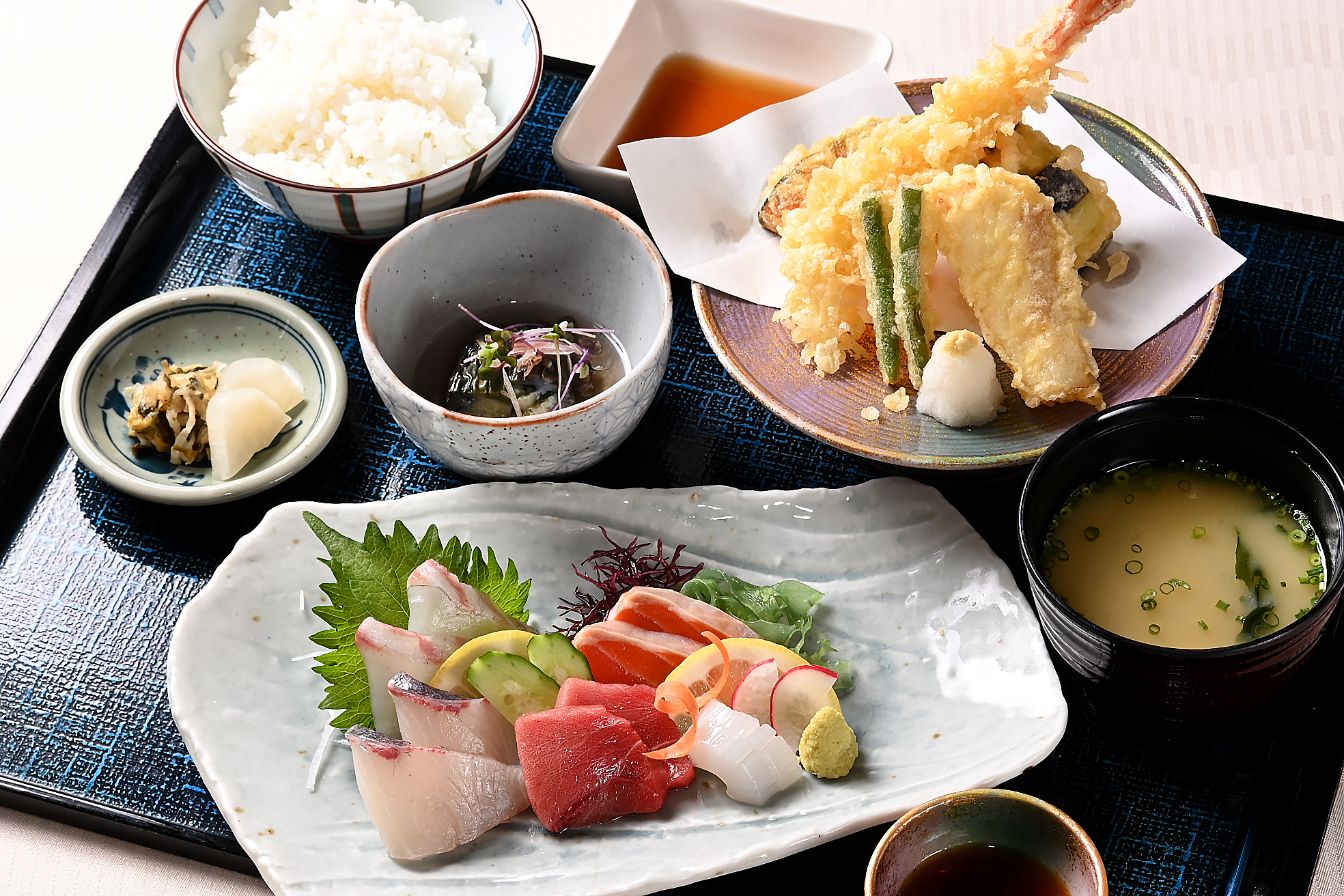 天刺し定食　　　　　　　　　　　　　　　　　　　　(刺身5点盛・天婦羅・小鉢・味噌汁・御飯・香の物)