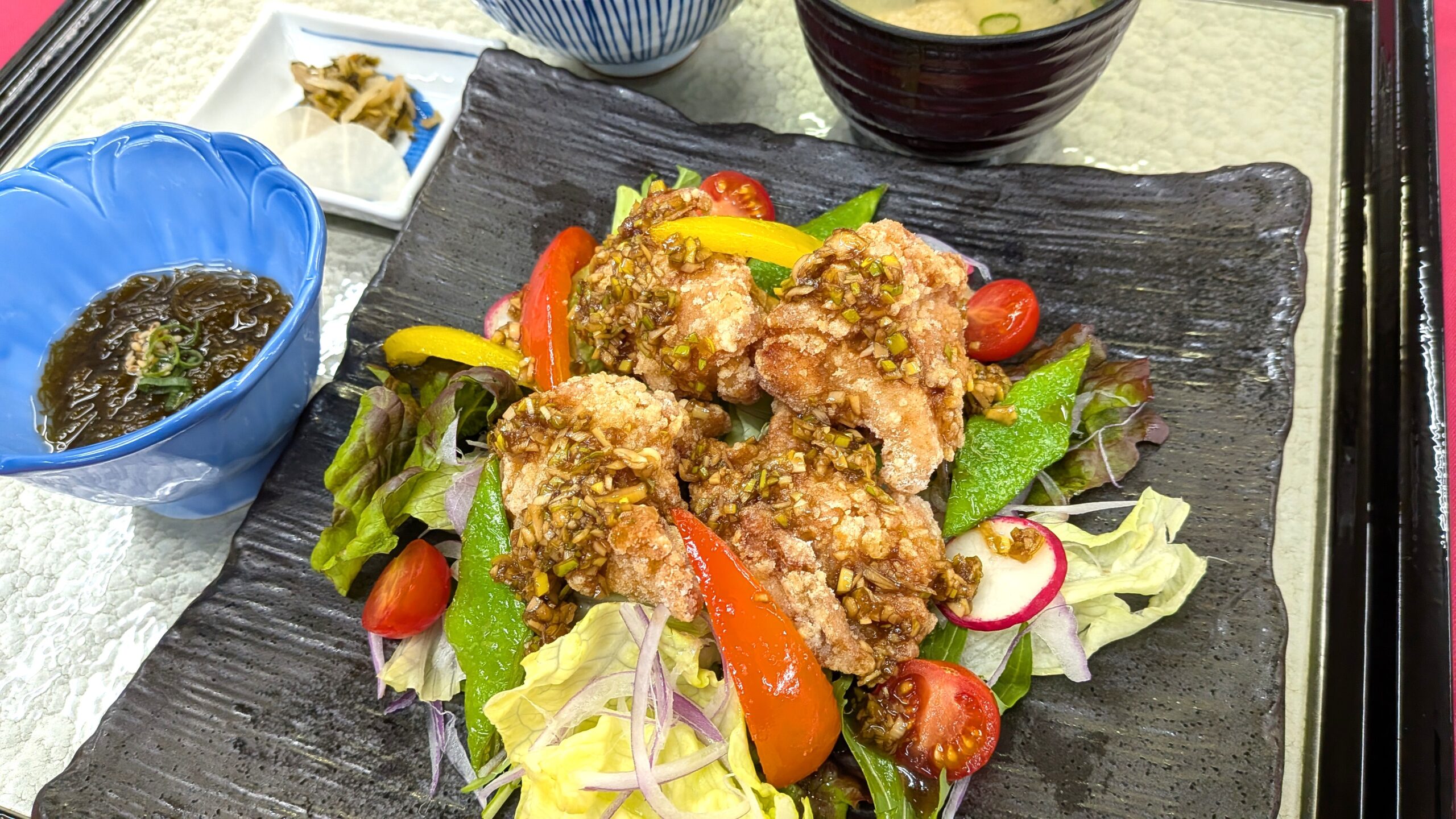 糸島どりの油淋鶏定食(小鉢・味噌汁・御飯・香の物)