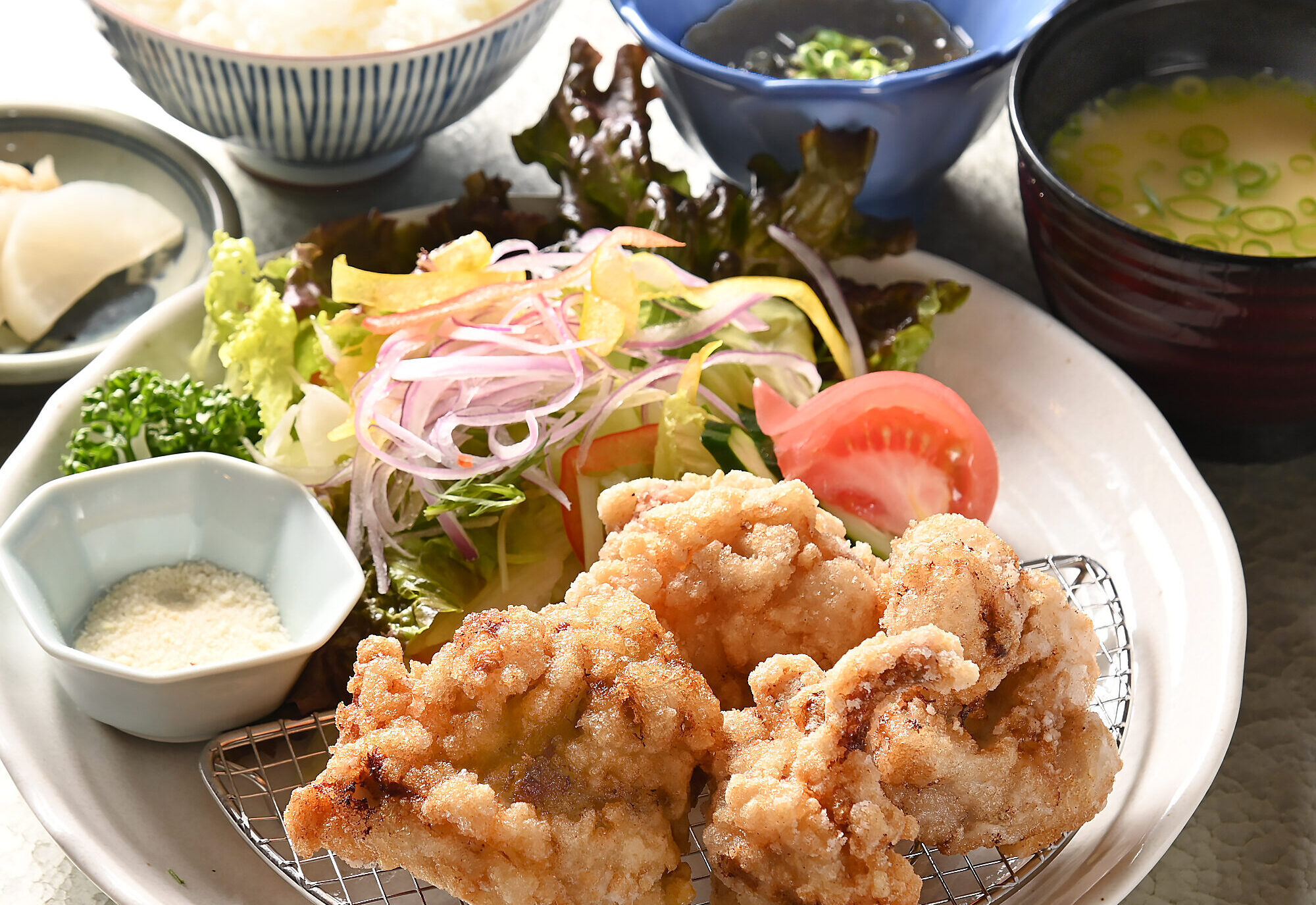 糸島どりのレモン麹唐揚げ定食(小鉢・味噌汁・御飯・香の物)