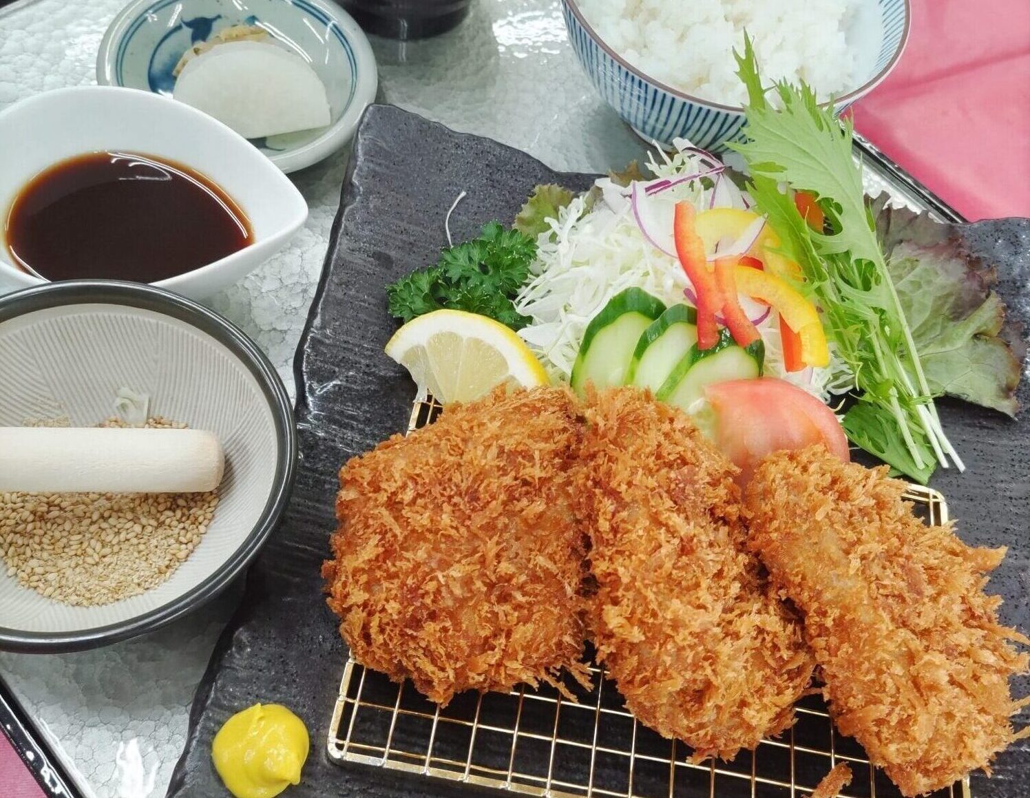 九州銘柄のヒレカツ定食（小鉢・味噌汁・御飯・香の物）