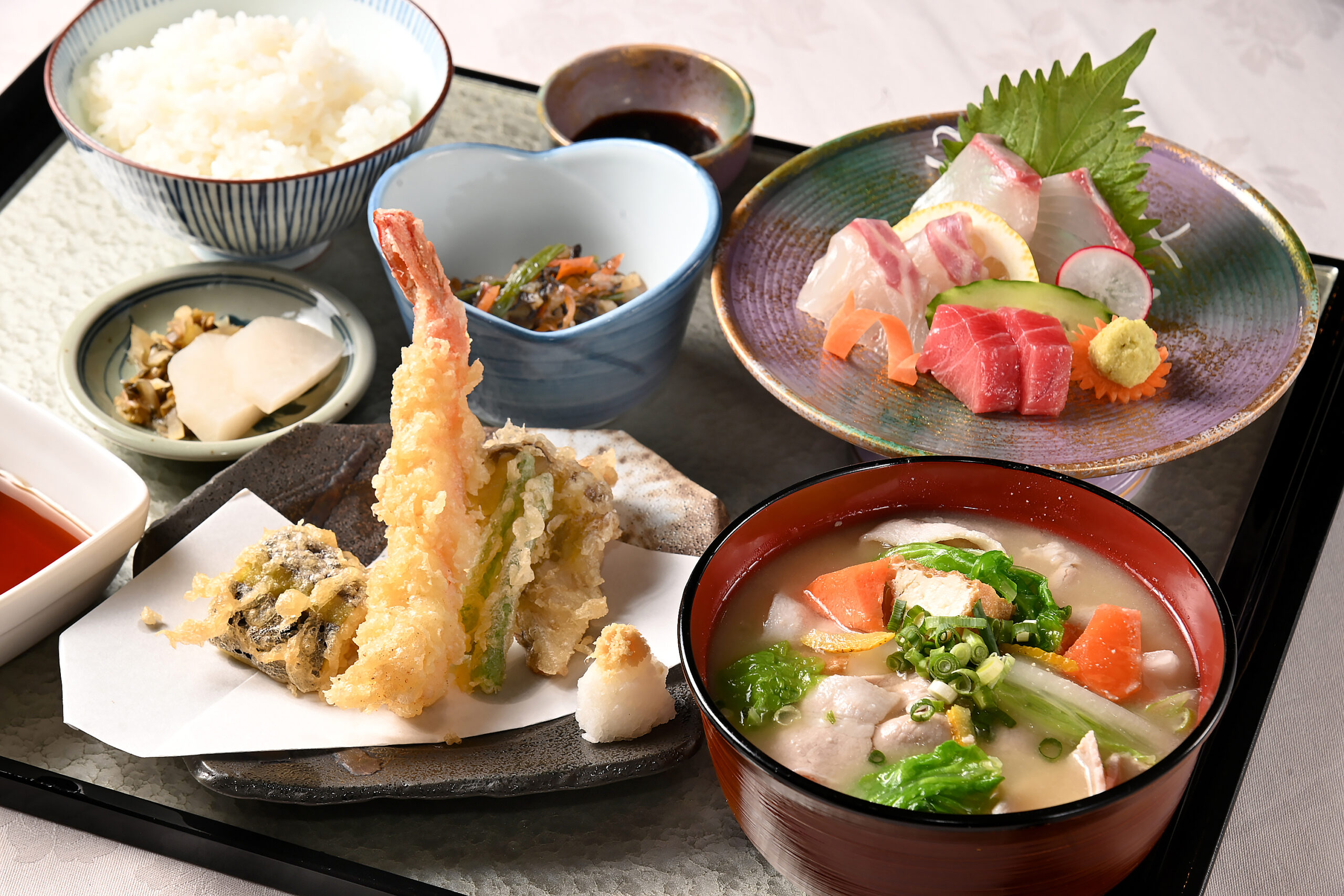 旬菜豚汁御膳 (刺身3点盛・天婦羅・小鉢・豚汁・御飯・香の物)
